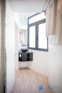 een badkamer met een wastafel en een raam bij Porto Formosa Central Lofts in Porto