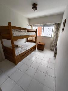 a room with two bunk beds and a window at Apto 3 dormitorios, Punta del Este parada 2 in Punta del Este