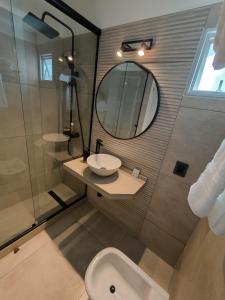 a bathroom with a sink and a mirror at Apto 3 dormitorios, Punta del Este parada 2 in Punta del Este