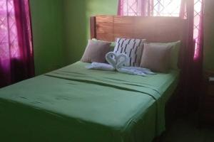 łóżko z pluszakiem siedzącym na nim w obiekcie Cheerful 2-Bedroom Home in Falmouth Garden w mieście Falmouth