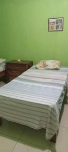 Ένα ή περισσότερα κρεβάτια σε δωμάτιο στο Cheerful 2-Bedroom Home in Falmouth Garden