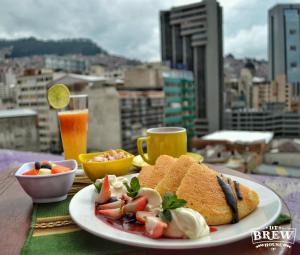 einen Teller mit Essen auf einem Tisch mit Blick auf die Stadt in der Unterkunft Downtown Hotel in La Paz
