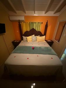 Un dormitorio con una cama grande con flores. en Epic Paradise en Ocho Rios