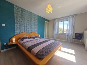 1 dormitorio con 1 cama con pared azul en Gîte Lironville, 4 pièces, 6 personnes - FR-1-584-73 en Lironville