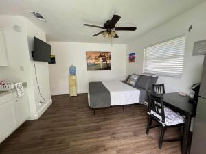 a bedroom with a bed and a ceiling fan at Cozy private studio w/own yard - 3mi from Beach in Seminole