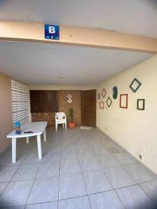 une pièce vide avec une table et une chaise dans l'établissement Duplex relax, à Barra de São Miguel