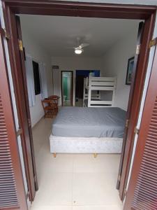 una camera con un letto e una sedia di Flat Maresias 50m da Praia - 02 Mar & Tur a Maresias
