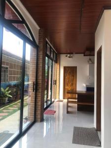 een lobby met een houten deur en een houten bank bij Bohol villa in Dauis