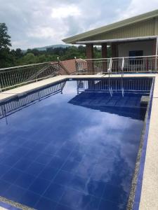 een groot zwembad met blauw water in een huis bij Bohol villa in Dauis