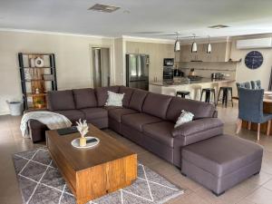 Χώρος καθιστικού στο Woodlands Waterside Retreat