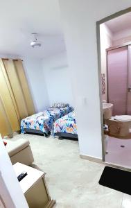 1 dormitorio con cama, aseo y lavamanos en Hotel Luxury Plaza en San Jacinto