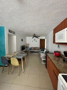 une cuisine avec une table et une salle à manger dans l'établissement 2Bed 2Bath Jaco Costa Linda, à Jacó