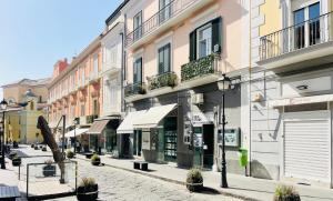 una calle en una ciudad con edificios y plantas en Hackert Art Room Apartment, en Caserta
