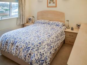 a bedroom with a blue and white bed and a window at Kempton House in Lincoln