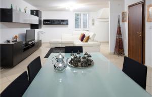 uma sala de estar branca com uma mesa e um sofá em Gorgeous Home In Castiglion Fiorentino With Kitchen em Castiglion Fiorentino