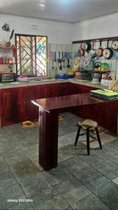 una cocina con una gran mesa de madera en una habitación en Tortuguero Casa de Playa Green House en Tortuguero