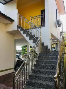 un escalier menant à un immeuble avec une moto dans l'établissement The Pines Studio @ PCB (deluxe), à Kota Bharu