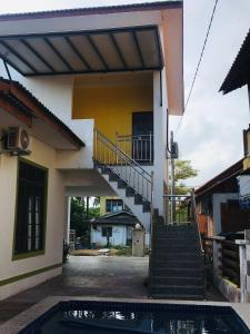 une maison avec des escaliers et une piscine en face de celle-ci dans l'établissement The Pines Studio @ PCB (deluxe), à Kota Bharu