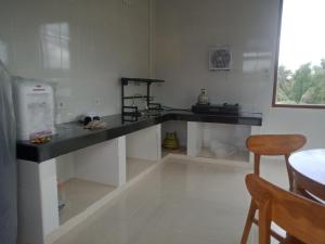 cocina con encimera negra en una habitación en Chiinta House, en Ubud