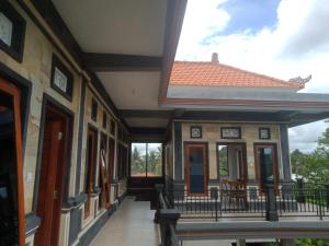 - Vistas al exterior de un edificio con porche en Chiinta House, en Ubud