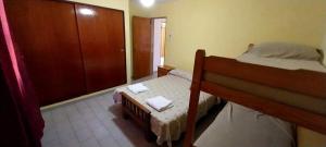 ein Schlafzimmer mit einem Bett und einer Kommode in der Unterkunft ARROYO SERRANO-MINA CLAVERO in Mina Clavero