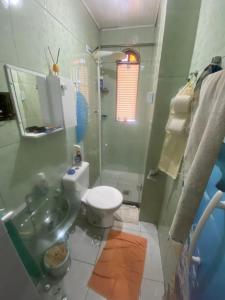 e bagno con lavandino, servizi igienici e doccia. di Casa Arraial ad Arraial do Cabo