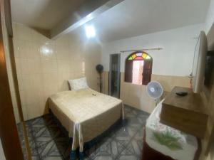 Camera piccola con letto e finestra di Casa Arraial ad Arraial do Cabo