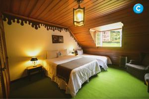 - une chambre avec 2 lits et une fenêtre dans l'établissement Pousada C Turismo, à Campos do Jordão