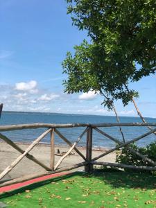een houten hek op het strand bij het water bij hoel joss in Moñitos