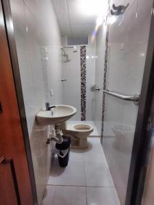 uma casa de banho branca com um WC e um lavatório em Hostal, casa Jaramillo em Roldanillo