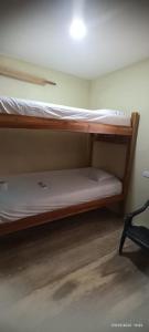 - deux lits superposés dans une chambre dans l'établissement hoel joss, à Moñitos