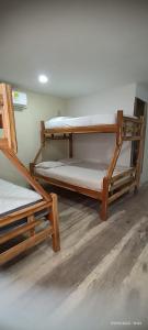 Cette chambre comprend 3 lits superposés. dans l'établissement hoel joss, à Moñitos