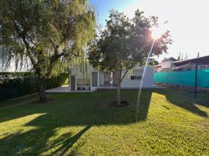 a yard with two trees and a light pole at Hermosa y amplia casa con pileta in San Antonio de Arredondo