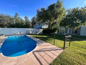 a swimming pool in the backyard of a house at Hermosa y amplia casa con pileta in San Antonio de Arredondo