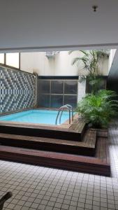 una piscina en un edificio con dos plantas en Apartamento Frente Lagoa - RJ en Río de Janeiro