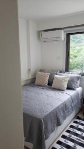 Tempat tidur dalam kamar di Apartamento Frente Lagoa - RJ