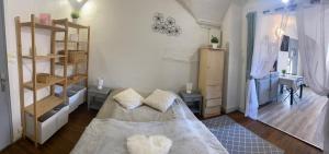 1 dormitorio con cama y espejo grande en Studio couple cosy en Mont-Dauphin