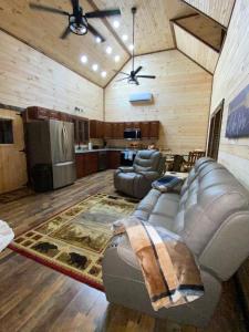 uma sala de estar com um sofá e uma cozinha em Lakeside Cabin Hot tub close to Ark Encounter em Corinth