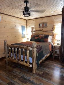 um quarto com uma cama feita de troncos em Lakeside Cabin Hot tub close to Ark Encounter em Corinth