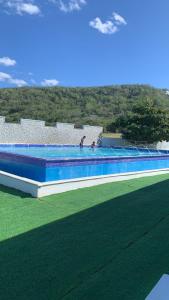una gran piscina con 2 personas. en HOTEL LUXURY V.I.P, en Estero Hondo
