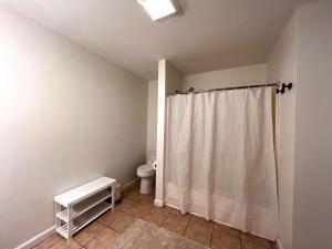 y baño con cortina de ducha y aseo. en Serenity Adobe close to ALL- 3BR, en New Haven