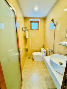 a bathroom with a sink and a toilet and a shower at Nathy Villa in Khu Chi Lăng