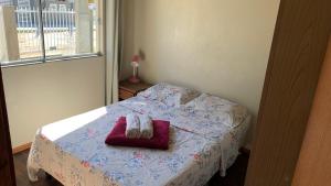 Habitación pequeña con cama con almohada. en Toca do Siri, en Imbituba