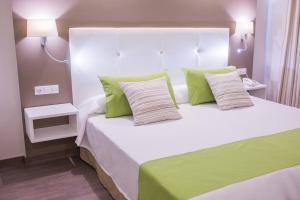 Łóżko lub łóżka w pokoju w obiekcie Hotel RF San Borondon