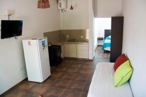 una pequeña cocina con nevera blanca en una habitación en El Chinchero en Merlo