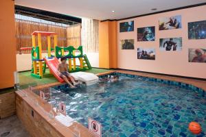 kryty basen z dwójką dzieci bawiących się w nim w obiekcie Hotel Sole w Patong Beach