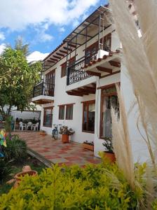 ein Haus mit einer Terrasse davor in der Unterkunft Hotel Casa Campestre Villa Anita in Villa de Leyva