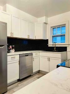 A kitchen or kitchenette at Centrally Located Apartment