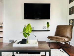 A television and/or entertainment centre at Centrally Located Apartment