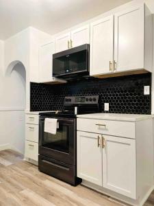 A kitchen or kitchenette at Centrally Located Apartment